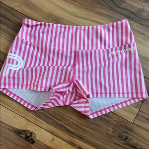 Past parallel gym shorts